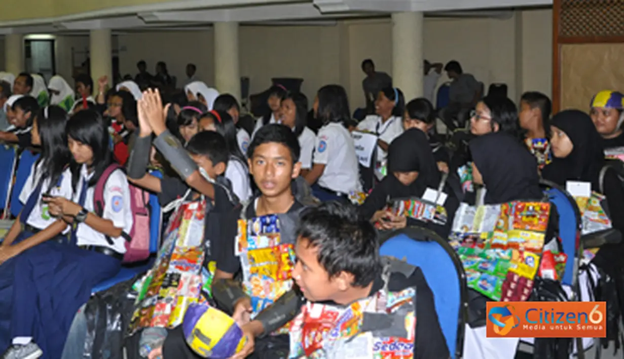 Citizen6, Surabaya:Penanaman bibit pohon dipusatkan pada Gedung Markas Komando Kobangdikal, Kihajar Dewantara terselenggara  atas kerjasama Yayasan Unilever Indonesia, Dinas Pendidikan Provinsi Jawa Timur, PKK Kota Surabaya. (Pengirim: Penkobangdikal)