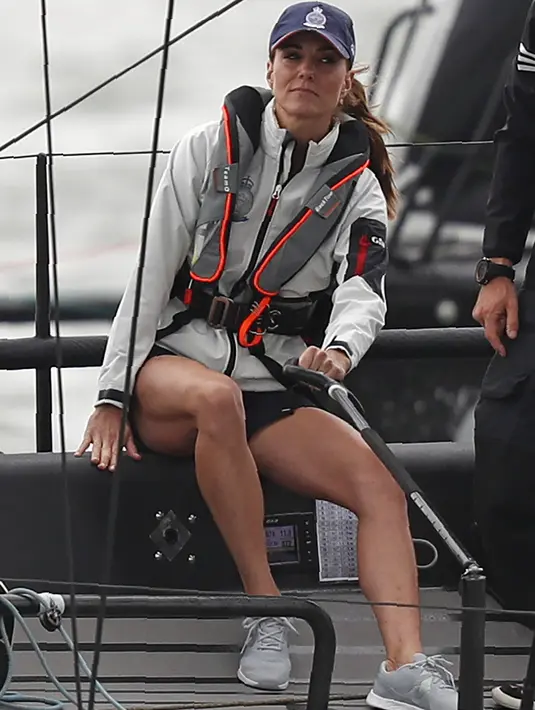 Kate Middleton berpartisipasi dalam perlombaan perahu King's Cup Regatta di Cowes, lepas pantai selatan Inggris pada 8 Agustus 2019. Kate Middleton yang mengenakan celana pendek di depan umum bukanlah pemandangan yang biasa. (Adrian DENNIS/AFP)