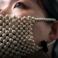 Desainer asal Jepang membuat masker bermaterial mutiara. (dok. sceenshot video YouTube/South China Morning Post)