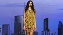 Seorang model berjalan di catwalk memperagakan busana kreasi desainer Federia De Stefano and Maitre Chocolatier Alessandro Dalmasso saat pameran cokelat internasional "Salon du Chocolat" di Milan, Italia, Jumat (12/2/2016). (REUTERS/ Stefano Rellandini)