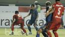 Gelandang Persib, Atep, berusaha melewati pemain Persiba pada laga lanjutan liga 1 Indonesia di Stadion GBLA, Bandung, Minggu (11/06/2017). Skor 0-0 di babak pertama.  (Bola.com/M Iqbal Ichsan)