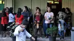 Orangtua menunggu di depan kelas anaknya di SDN Manggarai 17 Pagi, Jakarta, Senin (18/7). Para orangtua terlihat ramai datang ke sekolah mengantar anaknya pada hari pertama masuk sekolah tahun ajaran 2016/2017. (Liputan6.com/Johan Tallo)