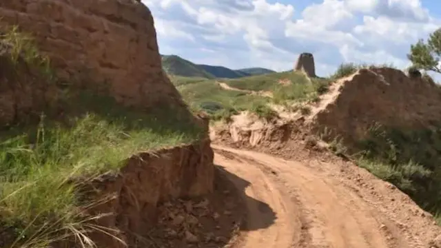 Dua Pekerja Ini Hancurkan Tembok Besar China Demi Buat Jalan Pintas, Jadi Sorotan