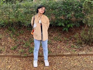 Tampil dengan kaus hitam yang dipadukan celana jeans serta sneakers memang bisa dijadikan sebagai andalan. Cinta Kuya juga terlihat memilih memadukannya dengan kemeja oversize cokelat polos untuk melengkapi gaya OOTDnya. (Liputan6.com/IG/@cintakuya)