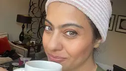 Beginilah paras naturalnya tanpa makeup sambil menikmati waktu bersantai di rumah. Walaupun hampir memasuki usia kepala lima, aura Kajol tetap terpancar. (Liputan6.com/IG/@kajol)