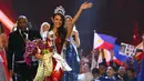 Miss Filipina, Catriona Gray melambaikan tangan setelah dinobatkan sebagai Miss Universe 2018 pada babak grand final di Bangkok, Senin (17/12). Catriona Gray berhasil menyingkirkan 93 kontestan lain dari berbagai belahan dunia. (AP/Gemunu Amarasinghe)