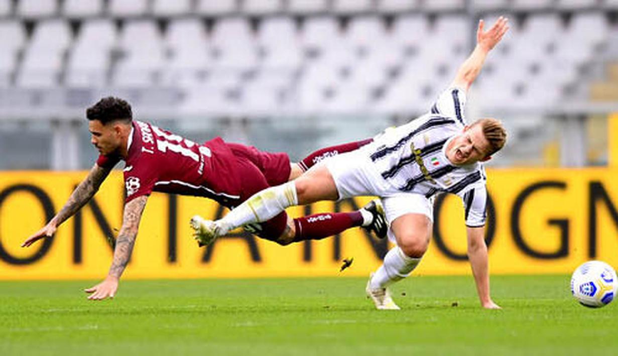 Pemain Torino, Antonio Sanabria, berebut bola dengan bek Juventus, Matthijs de Ligt, pada laga Serie A di Stadion Olympic, Turin, Minggu (4/4/2021). Kedua tim bermain imbang 2-2. (Marco Alpozzi/LaPresse via AP)