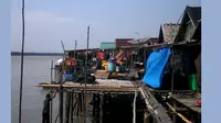Warga nelayan di perkampungan atas Air Kuala Mesuji dan Teluk Gedung, hingga kini belum mendapatkan legalitas kependudukan yang valid. 