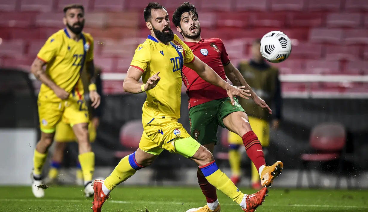 Bek timnas Andorra, Adria Rodrigues (kiri) berebut bola dengan penyerang timnas Portugal, Pedro Neto dalam pertandingan uji coba internasional di Estadio da Luz, Kamis (12/11/2020) dini hari WIB. Portugal menang 7-0 atas tamunya, Andorra. (PATRICIA DE MELO MOREIRA / AFP)