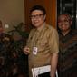 Mendagri Tjahjo Kumolo (tengah) bersama ketua Bawaslu, Abhan (kiri) saat menyambangi kantor Bawaslu di Jakarta, Selasa (9/1). Menurut Tjahjo, pihaknya dapat terlibat dalam pengawasan pelaksanaan Pilkada tersebut. (Liputan6.com/Angga Yuniar)