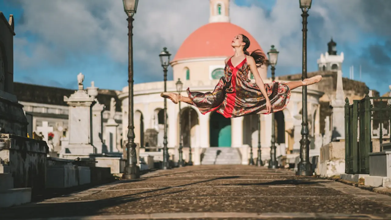 Potret Apik Balerina yang Menari di Jalanan Puerto Rico