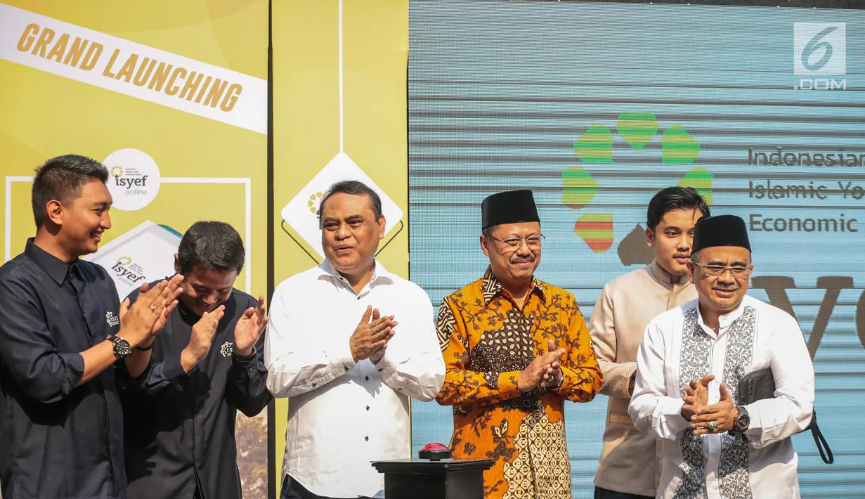 Wakil Ketua Dewan Masjid Indonesia  Syafrudin (ketiga kiri) meresmikan tempat nongkrong Isyef Point di Masjid Cut Meutia, Jakarta, Selasa (20/11). Isyef Point akan menjadi pusat pemberdayaan ekonomi pemuda dan remaja Masjid. (Liputan6.com/Faizal Fanani)