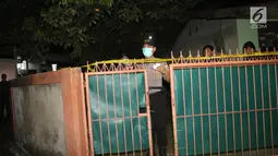 Polisi memasang garis polisi di lokasi  perampokan disertai pembunuhan di komplek TNI AL Pondok Labu, Jakarta, Kamis (5/4). Korban yang merupakan purnawirawan TNI AL tewas dengan 3 tusukan. (Liputan6.com/Arya Manggala)