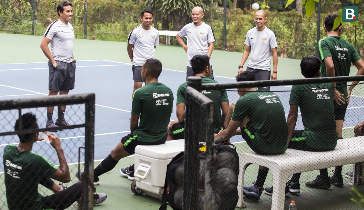 Pelatih Timnas Indonesia, Bima Sakti, tertawa saat memimpin latihan di Hotel Sultan, Jakarta (14/11). Latihan ini merupakan persiapan jelang laga Piala AFF 2018. (Bola.com/Vitalis Yogi Trisna)