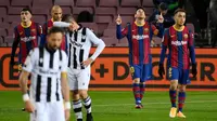 Striker Barcelona, Lionel Messi, melakukan selebrasi usai mencetak gol ke gawang Levante pada laga Liga Spanyol di Stadion Camp Nou, Senin (14/12/2020). Barcelona menang dengan skor 1-0. (AFP/Lluis Gene)