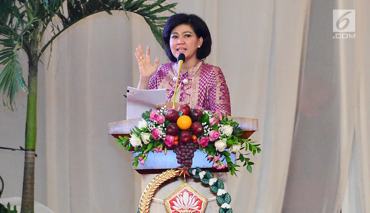 Istri Menteri Pertahanan Nora Ryamizard Ryacudu menjadi pembicara pada pembekalan kepada 931 anggota Dharma Pertiwi di Jakarta, Kamis (25/1). Pembekalan membahas peran istri mendukung suami bertugas menjaga keutuhan NKRI.  (Liputan6.com/Pool/Kemenhan)