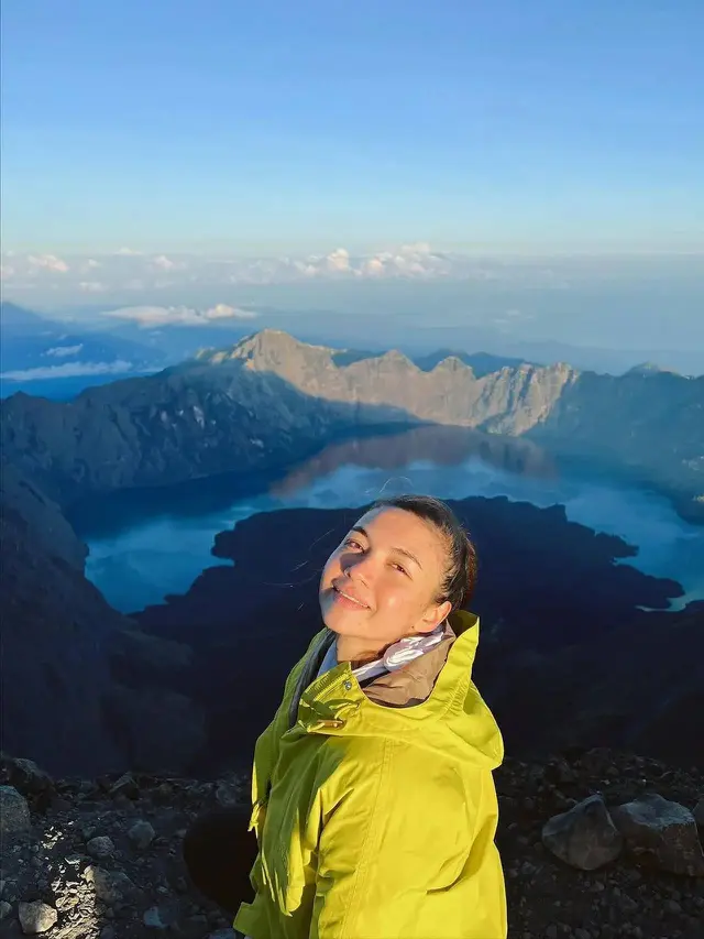 Punya Hobi Menantang, Ini 10 Potret Seleb Wanita Saat Berada di Puncak Gunung