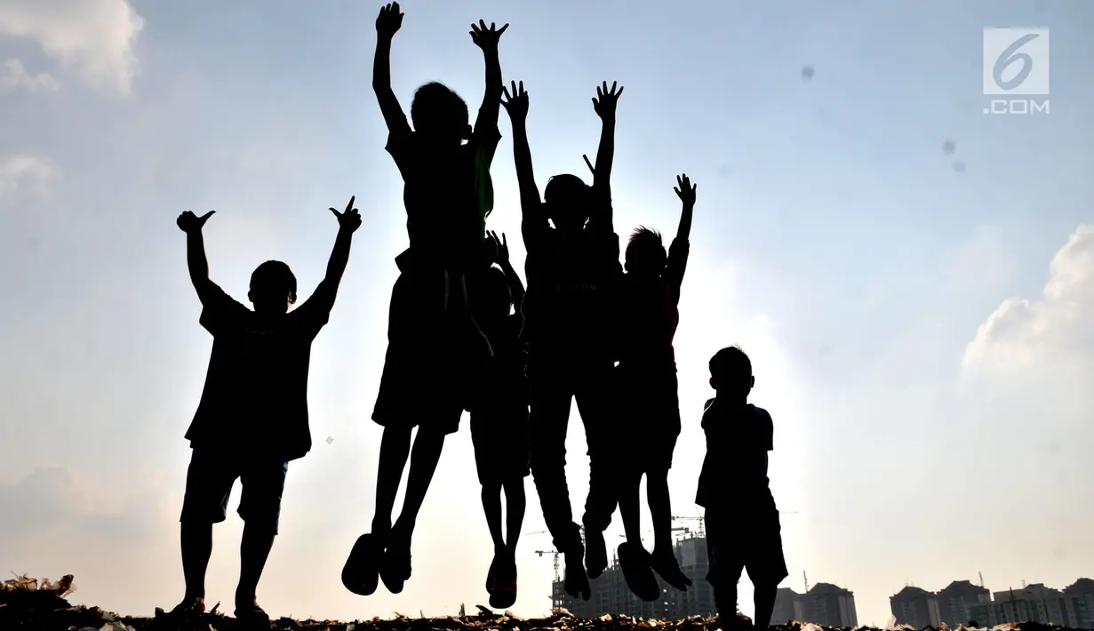 Keceriaan anak-anak saat bermain di lahan sengketa di kawasan Pedongkelan, Jakarta, Kamis (11/7/2019). Meski bertempat tinggal di atas lahan sengketa, anak-anak setempat memanfaatkan tanah kosong yang penuh semak belukar tersebut sebagai sarana bermain ketika sore hari. (merdeka.com/Iqbal S. Nugroho