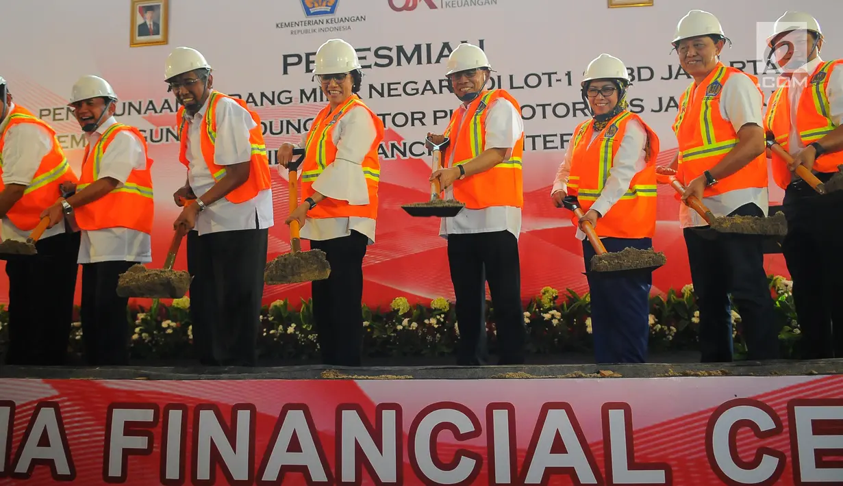 Menkeu Sri Mulyani (empat kiri) bersama Ketua Otoritas Jasa Keuangan (OJK) Wimboh Santoso (empat kanan) menuangkan pasir saat seremonial pembangunan Kantor Pusat OJK di Jakarta, Selasa (2/4). Kantor Pusat OJK bernama Indonesia Financial Center. (Liputan6.com/Angga Yuniar)