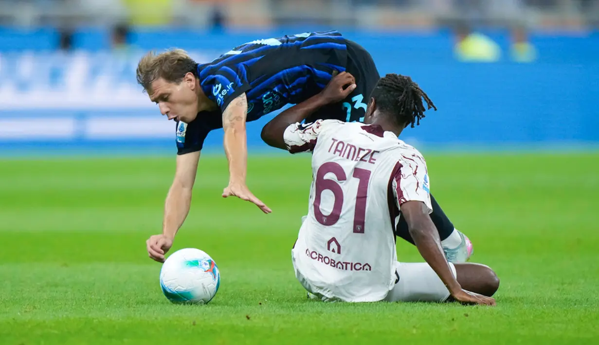 Pemain Inter Milan, Nicolo Barella, terjatuh saat berebut bola dengan pemain Torino, Adrien Tameze, pada laga pekan perdana liga Italia di Stadion Giuseppe Meazza, Selasa (26/8/2025) dini hari WIB. (AP Photo/Luca Bruno)