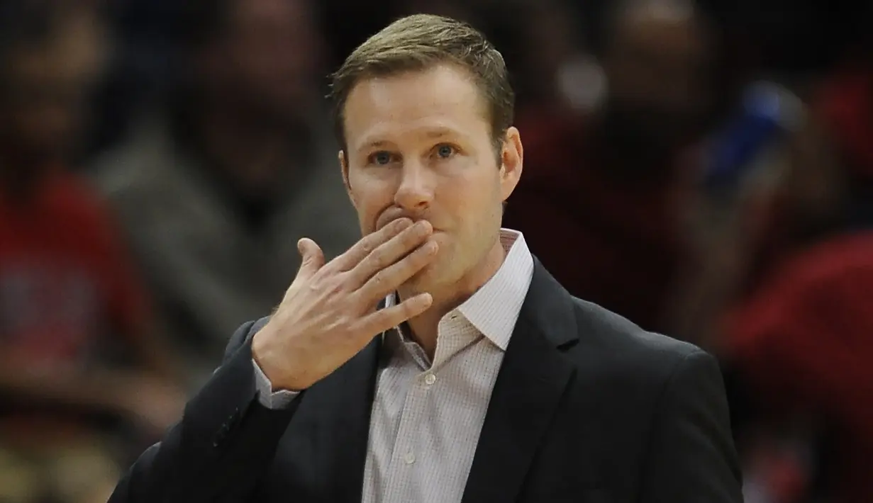 Ekspresi pelatih Chicago Bulls, Fred Hoiberg saat timnya melawan Miami Heat pada laga NBA basketball game di United Center, Chicago, (26/11/2017). Miami Heat menang 100-93.  (AP/Paul Beaty)