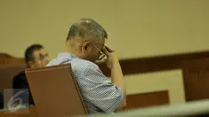 Terdakwa kasus dugaan korupsi pengadaan UPS, Alex Usman saat mendengarkan vonis hakim di Pengadilan Tipikor, Jakarta, Kamis (10/3/2016). Majelis Hakim menjatuhi hukuman kepada Alex Usman 6 tahun penjara dan denda Rp 500 juta. (Liputan6.com/Gempur M Surya)