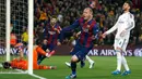 Bek Barcelona, Jeremy Mathieu (tengah) merayakan golnya ke gawang Real Madrid pada laga Liga Spanyol di Stadion Nou Camp, Senin (23/3/2015). Barcelona Menang 2-1 atas Real Madrid. (Reuters/Paul Hanna)