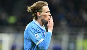 Pemain Napoli, Scott McTominay, melakukan selebrasi setelah mencetak gol ke gawang Inter Milan pada lanjutan Liga Italia 2025/2026, Senin (12/1/2026) dini hari WIB. (Stefano RELLANDINI / AFP)