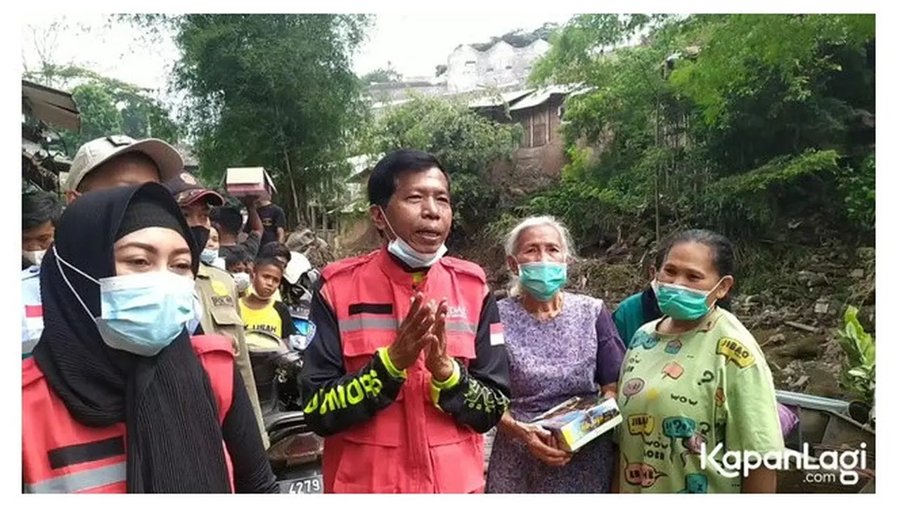 Ajak Istri Baru, Ini 7 Potret Kiwil Beri Bantuan ke Korban Banjir Malang dan Batu