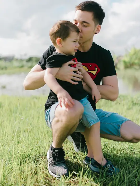 Banyak dari para netizen yang memuji penampilan keduanya saat saling bersama. Keduanya merupakan pasangan ayah dan anak yang kompak. Apalagi di usia Stefan William yang masih muda 26 tahun, ia pun terlihat layaknya papa muda idola. (Liputan6.com/IG/@stefannwilliam)