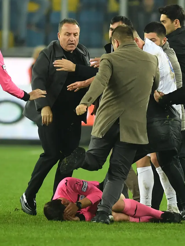 Wasit Halil Umut Meler jadi bulan-bulanan presiden klub Angkaragucu, Faruk Koca