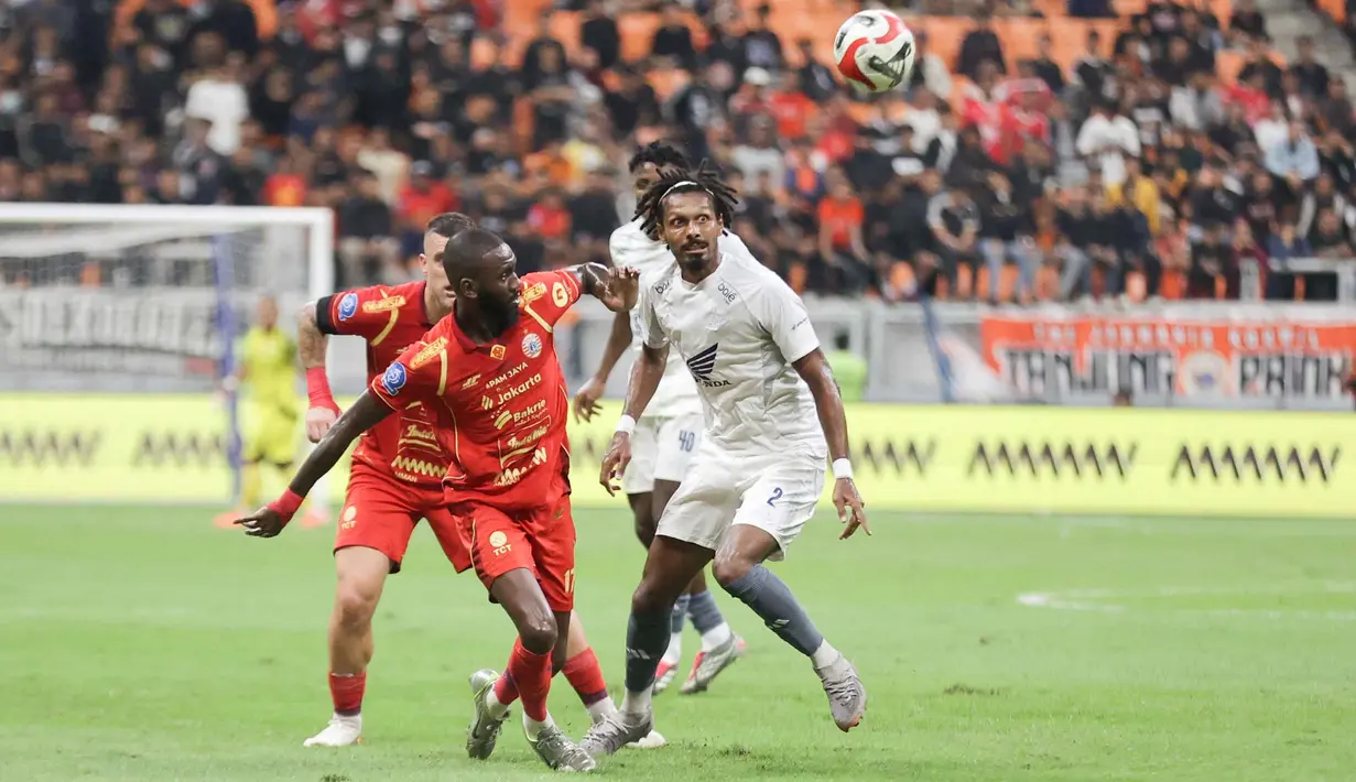 Enam menit berselang atau pada menit ke-37, PSM Makassar berhasil menyamakan kedudukan lewat aksi Sheriddin Boboev. Tampak dalam foto, pemain Persija berebut bola dengan pemain PSM Makassar pada laga pekan ke-22 BRI Super League 2025/2026 di Jakarta International Stadium, Jumat (20/2/2026) malam WIB. (Bola.com/Abdul Aziz)