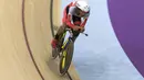 M Fadli pebalap sepeda Indonesia meraih medali emas di nomor 4000 meter Individual Pursuit C4 di Velodrome Rawamangun, Jakarta,  Jumat (11/10/2018).  (Bola.com/Peksi Cahyo)