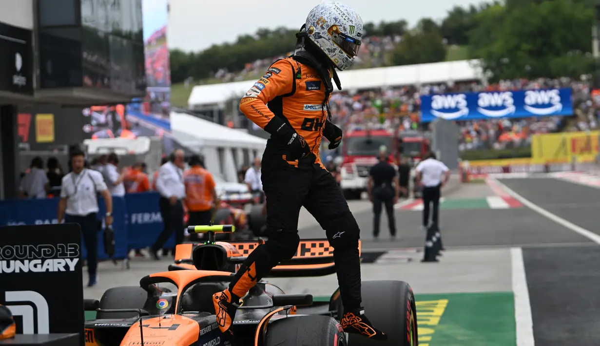 Pembalap McLaren asal Inggris, Lando Norris turun dari mobilnya setelah sesi kualifikasi di Sirkuit Hungaroring, Budapest, 20 Juli 2024. (Ferenc ISZA/AFP)