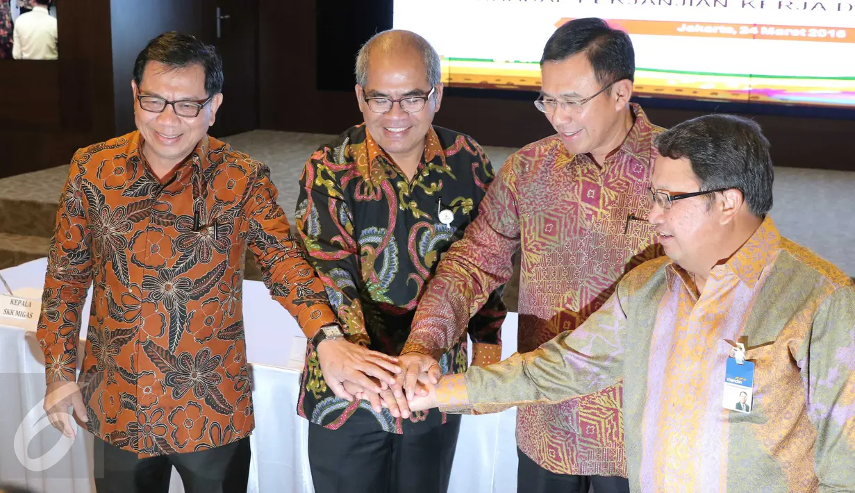 Dirut BRI Asmawi Syam, Kepala SKK Migas Amien Sunaryadi, Dirut BNI Ahmad Baequni, Wadirut Bank Mandiri Sulaiman A Arianto (ki-ka), Jakarta, (24/3). Kerjasama layanan transaksi nilai tukar terhadap kontraktor migas dan vendor. (Liputan6.com/Angga Yuniar)