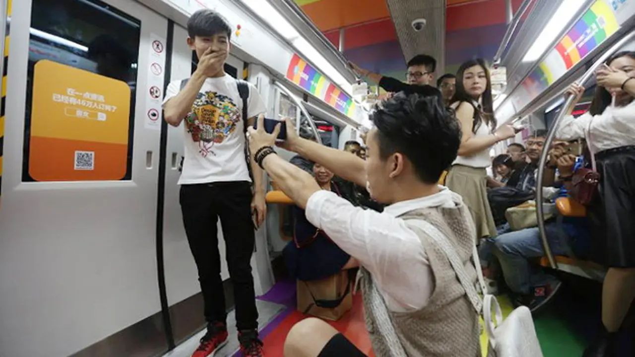 Video Romantis Gay Lamar Kekasih di Kereta Hebohkan Publik