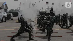 Personel TNI menunjukan aksi bela diri usai mengikuti upacara gladi bersih HUT ke-74 TNI di Lapangan Udara (Lanud) Halim Perdanakusuma, Jakarta, Kamis (3/10/2019). Gladi bersih ini dimulai dengan parade tiap satuan, AD, AL, dan AU. (Liputan6.com/Faizal Fanani)