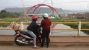 Warga menonton kendaraan pemudik yang melintasi Jembatan Kali Kuto pada ruas tol fungsional Batang - Semarang, Gringsing, Jateng, Rabu (13/6). Berfungsinya Jembatan ini akan memperlancar arus mudik dan arus balik Lebaran 2018. (Liputan6.com/Arya Manggala)