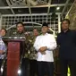 Ketum Partai Golkar Airlangga Hartarto didampingi Ketum PAN Zulkifli Hasan dan Ketum PPP Suharso Monoarfa mengumumkan koalisi parpol untuk Pemilu 2024. Kesepakatan politik ini disampaikan di Rumah Heritage Jakarta, Kamis (12/5/2022) malam. (Liputan6.com/Delvira Hutabarat)