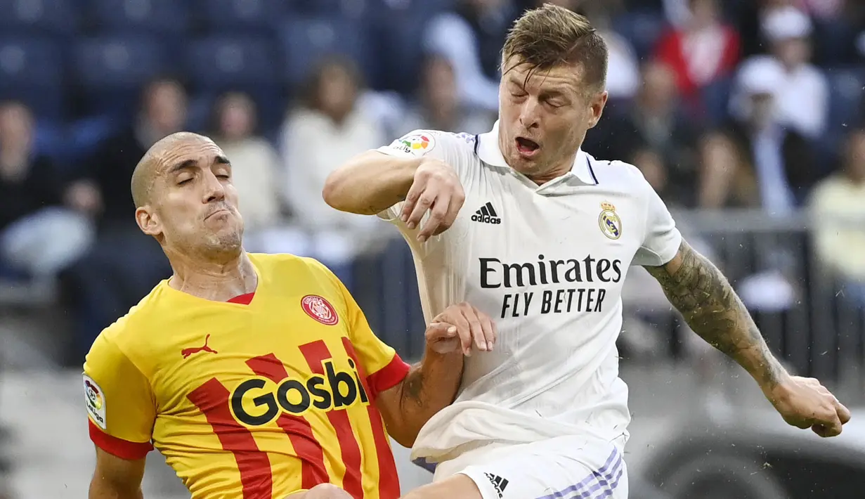 Kartu kuning kedua didapat Kroos usai melakukan pelanggaran terhadap pemain Girona Aleix Garcia saat tim lawan mengancam pertahanan Real Madrid lewat serangan balik. (AFP/Pierre-Philippe Marcou)