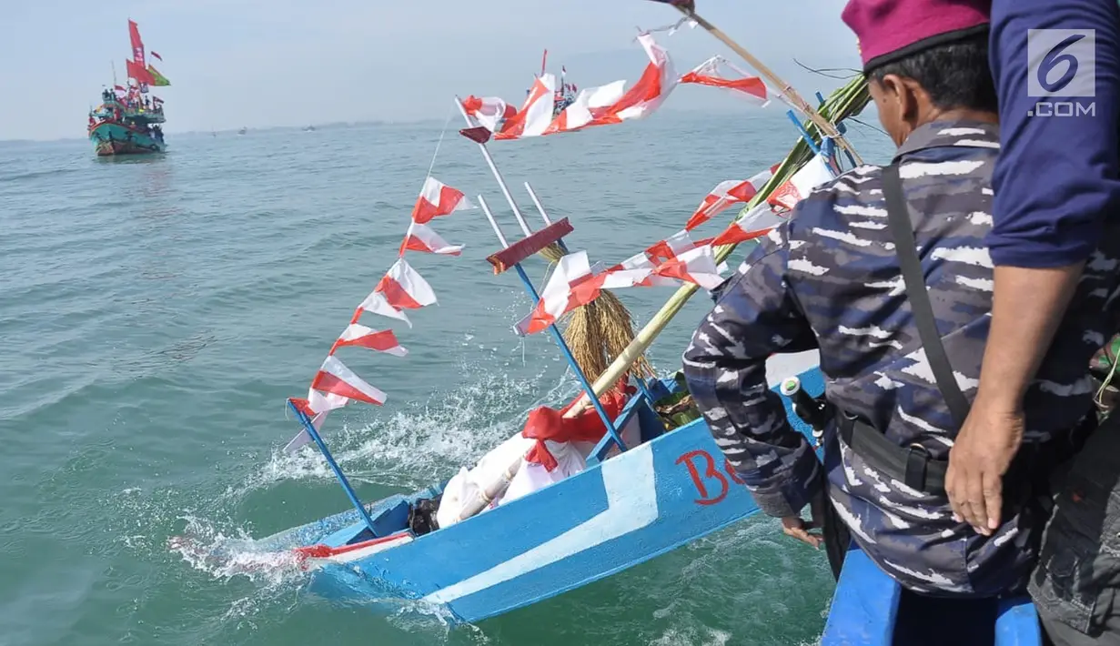 Nelayan Desa Sendang Sikucing Kendal, Jawa Tengah melakukan ritual pesta laut  dengan berdoa bersama di muara pantai, Minggu (7/10). Dalam ritual ini para nelayan kemudian melarung kepala kerbau di  tengah laut. (Liputan6.com/Gholib)
