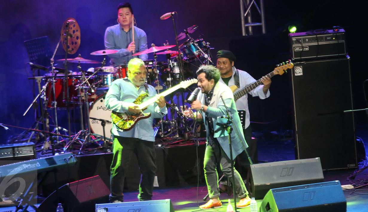 Aksi Tompi saat tampil dalam pagelaran musik BNI Java Jazz Festival 2017, Jakarta, Jumat (3/3). Di tahun ketiga penampilannya, Tompi membawakan sejumlah lagu, seperti Sedari Dulu, Bawa Daku, Tak Pernah Setengah Hati. (Liputan6.com/Immanuel Antonius)