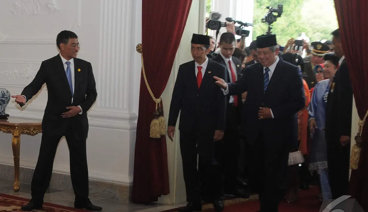 Presiden SBY menyambut Jokowi dan mempersilahkannya masuk ke Istana Negara, Jakarta, Senin (20/10/2014) (Liputan6.com/Herman Zakharia)