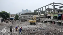 Alat berat menghancurkan bangunan Pasar Rumput, Manggarai, Jakarta, Senin (17/10). Rencananya, lahan kosong bekas Pasar Rumput  akan dibangun rusunawa 24 lantai. (Liputan6.com/Yoppy Renato)