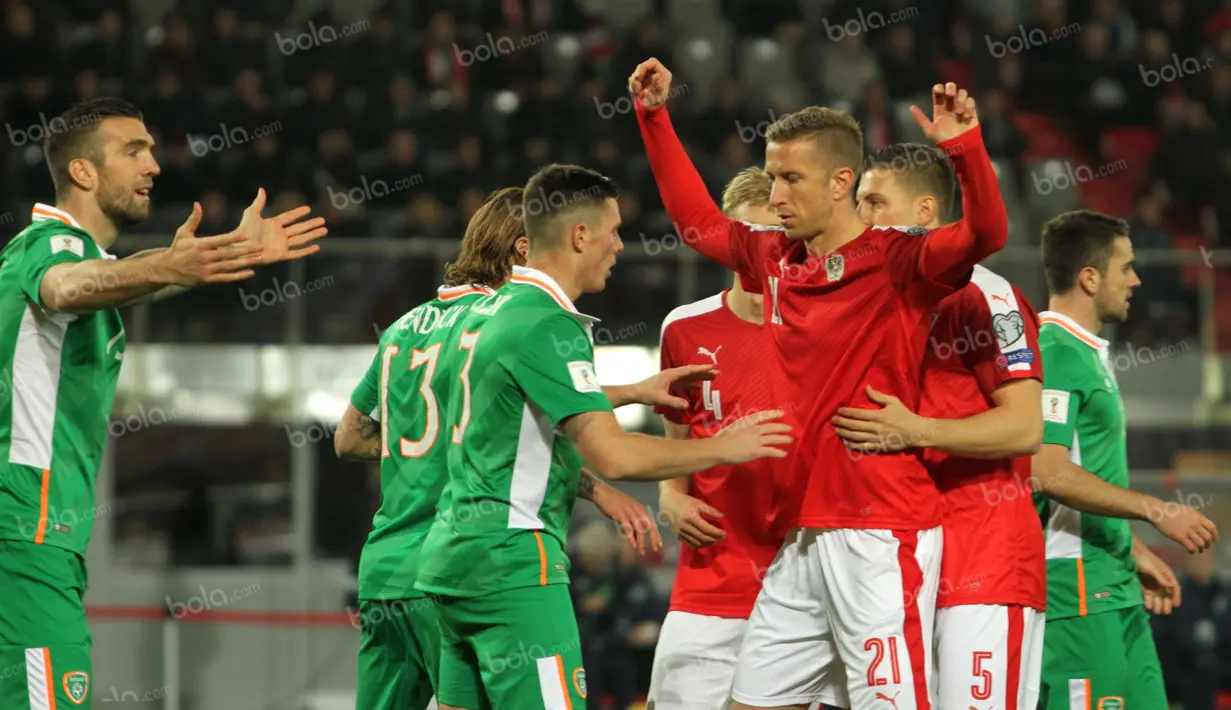 Pergerakan striker Timnas Austria, Marc Janko, terus mendapat kawalan ketat dari bek Irlandia saat menanti umpan sepak pojok. (Bola.com/Reza Khomaini)