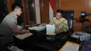 Keseriusan terlihat jelas diwajah Jokowi yang disibukan dengan tumpukan berkas terkait masalah Jakarta, Rabu (17/9/14). (Liputan6.com/Herman Zakharia)
