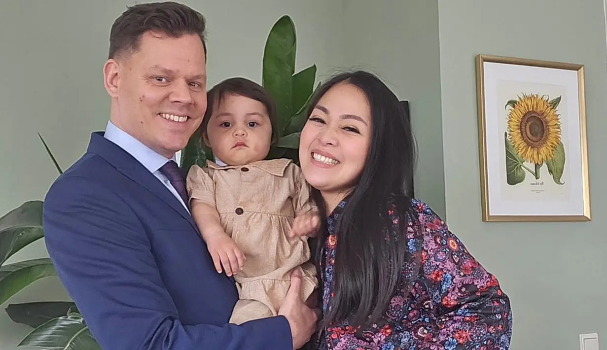 Meski tak memakai busana yang senada, Gracia dan suami tetap terlihat kompak bersama anak mereka, Nova. Ini merupakan aktivitas pertamanya yang diunggah ketika kembali ke Belanda, setelah mudik dan menikmati liburan cukup lama di Indonesia. (Liputan6.com/IG/@graciaz14)