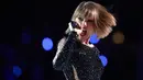 Perlakuan Taylor Swift kepada para penggemarnya tentu sangat membuat mereka bahagia. Ini lah cara yang dilakukan Taylor dalam menyapa penggemarnya yang tentunya menjadi salah satu bagian penting dalam kesuksesannya. (AFP/Kevork Djansezian)