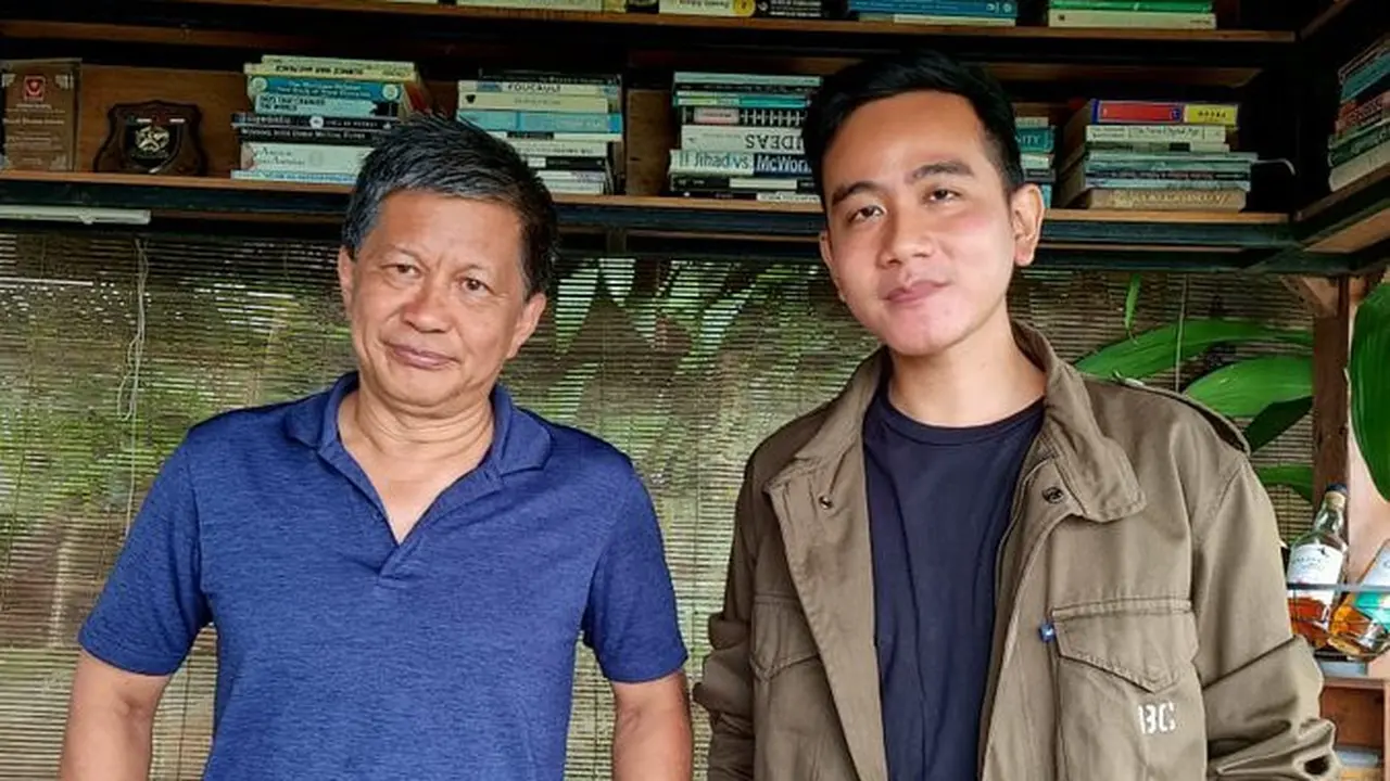 Wali Kota Solo Gibran Rakabuming Raka dan aktivis sekaligus pengamat politik Rocky Gerung. (Foto: Twitter @gibran_tweet)