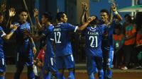 Para pemain Arema FC merayakan gol yang dicetak Ricky Kayame saat menghadapi Kalteng Putra di leg pertama semifinal Piala Presiden 2019 di Stadion Kanjuruhan, Malang, Selasa (2/4/2019). Arema menang telak 3-0. (Bola.com/Iwan Setiawan